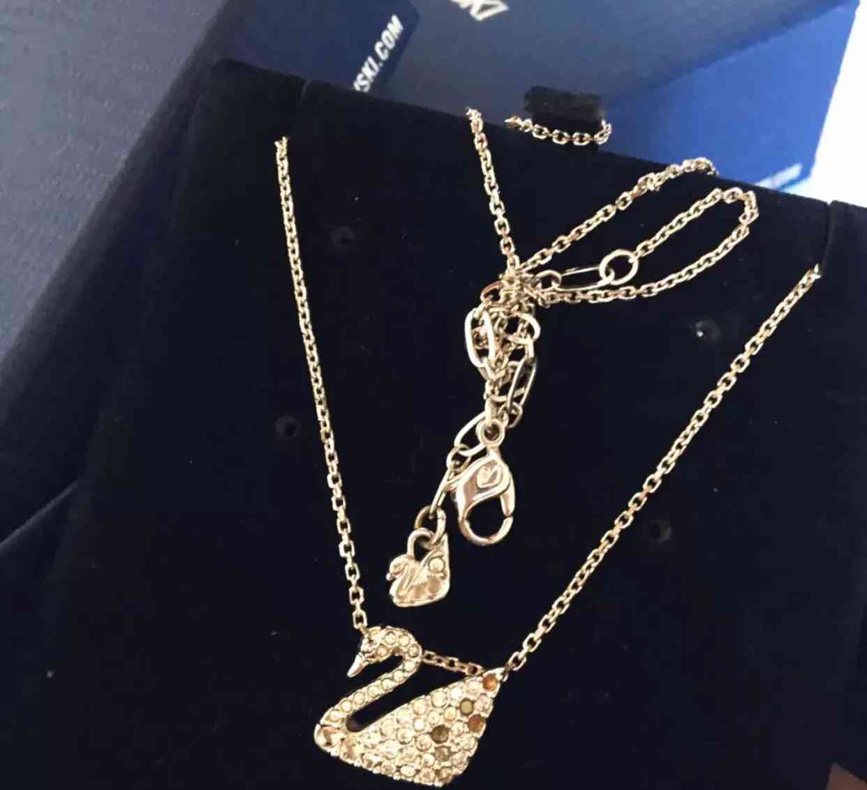 施华洛世奇的项链(施华洛世奇的项链变黑了怎么清洗)插图2 施华洛世奇的项链(施华洛世奇的项链变黑了怎么清洗)插图2