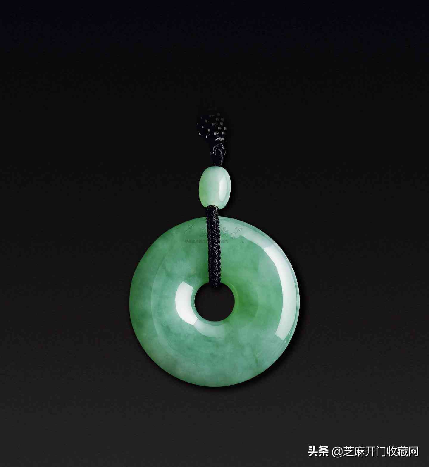 翡翠真假辨别方法简单(翡翠b货在灯光下的图片)插图4 翡翠真假辨别方法简单(翡翠b货在灯光下的图片)插图4