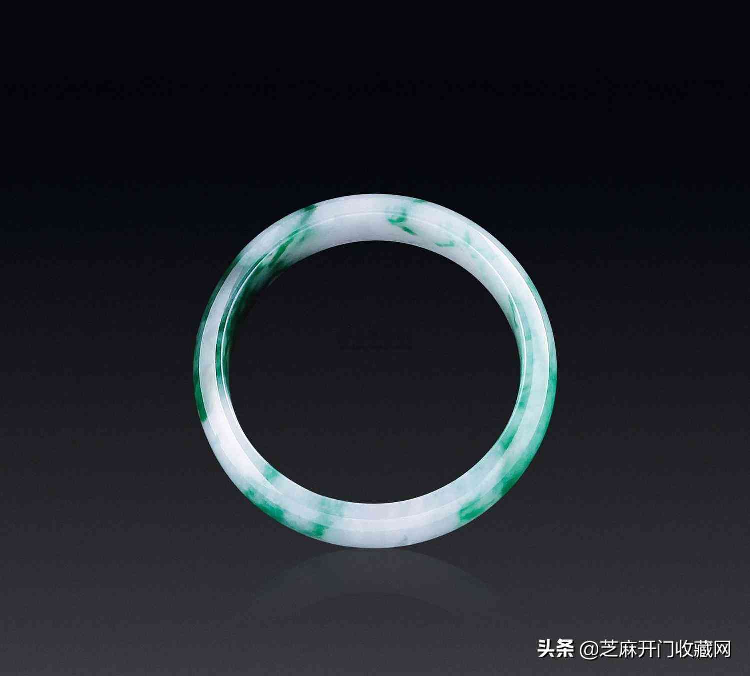 翡翠真假辨别方法简单(翡翠b货在灯光下的图片)插图5 翡翠真假辨别方法简单(翡翠b货在灯光下的图片)插图5