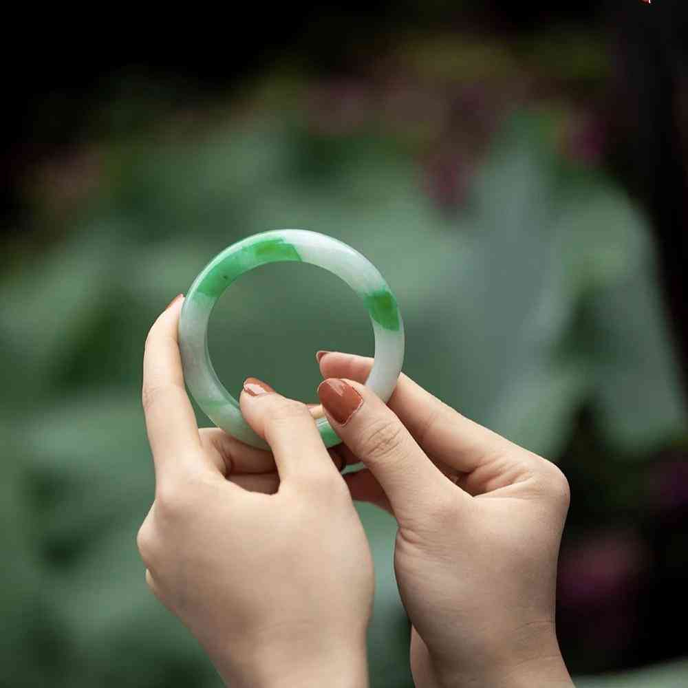 玉手镯怎么挑选(玉手镯怎么挑选好的)插图5 玉手镯怎么挑选(玉手镯怎么挑选好的)插图5