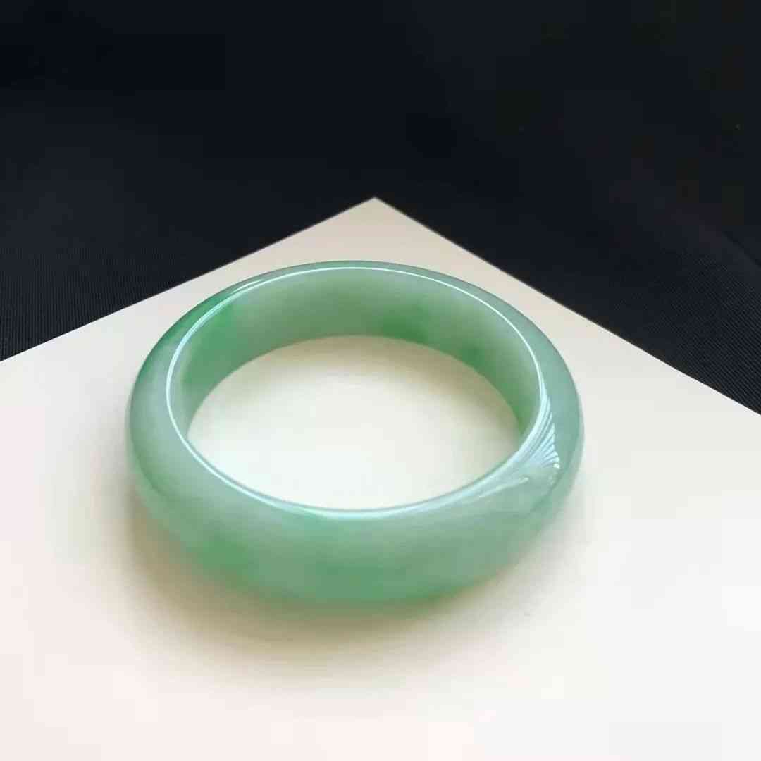 天然水晶手镯的价值(天然水晶手镯的价值高吗)插图1 天然水晶手镯的价值(天然水晶手镯的价值高吗)插图1