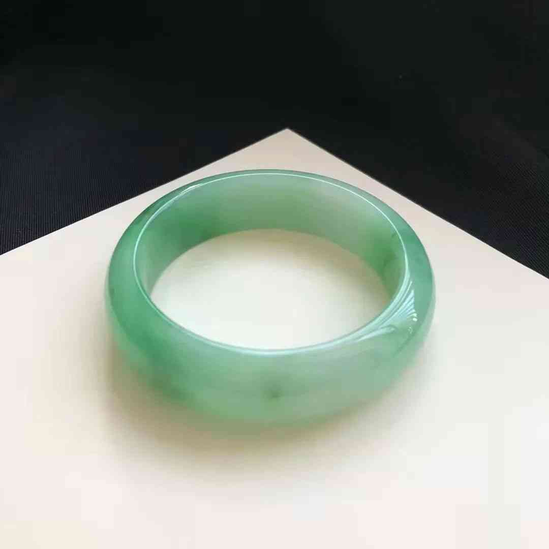 天然水晶手镯的价值(天然水晶手镯的价值高吗)插图2 天然水晶手镯的价值(天然水晶手镯的价值高吗)插图2