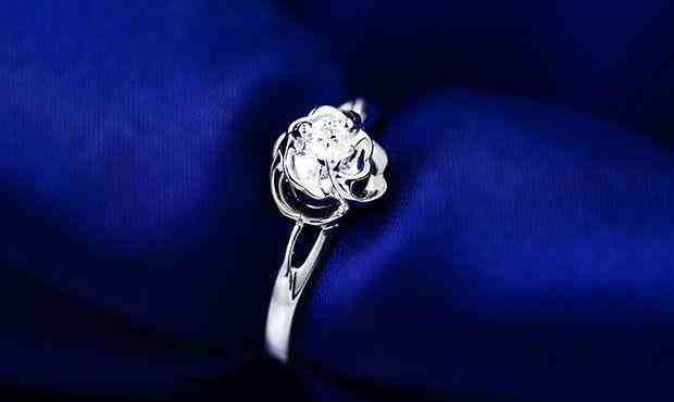 结婚戒指戴在哪只手(女人结婚戒指戴哪只手)插图1