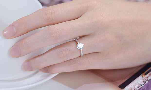 结婚戒指戴在哪只手(女人结婚戒指戴哪只手)插图3