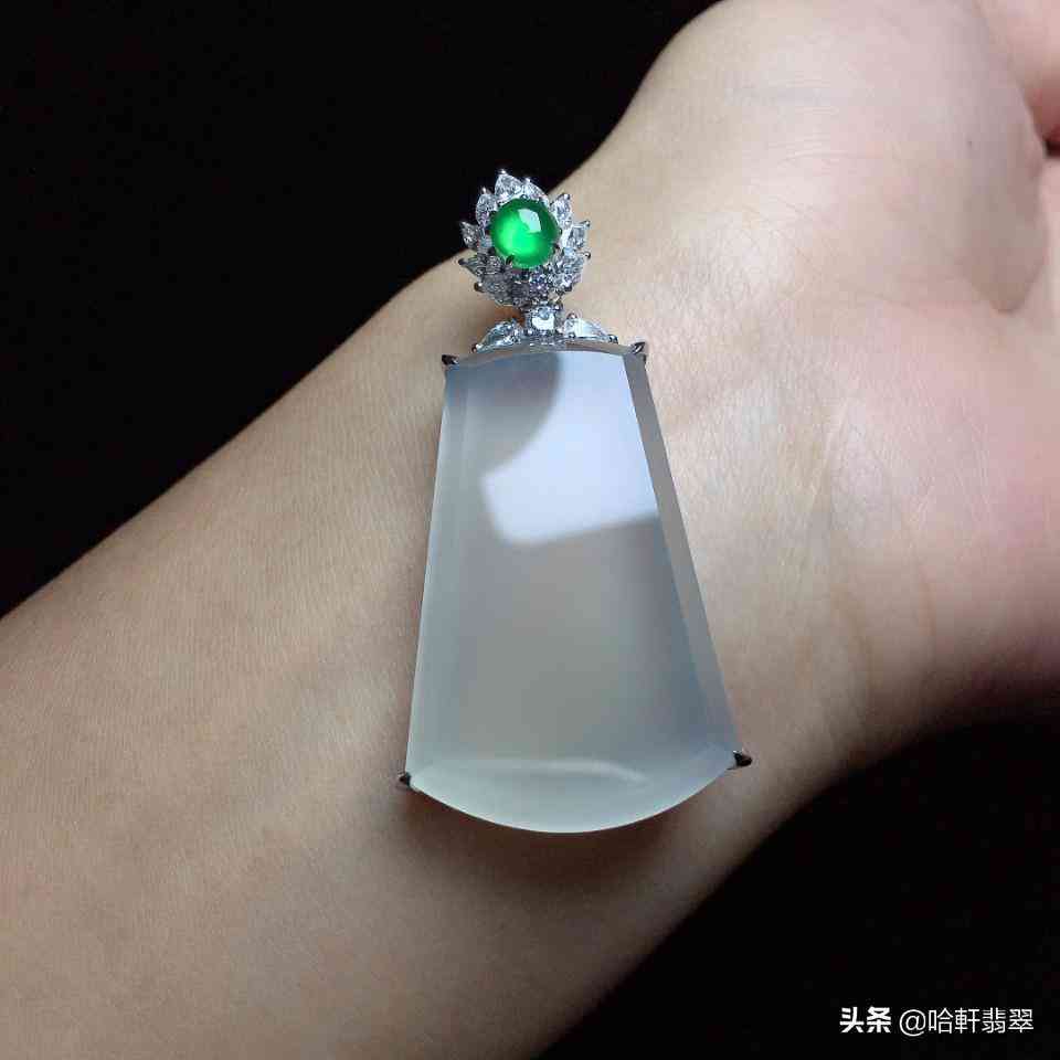 无色玻璃种翡翠价格(玻璃种白色翡翠价格)插图5 无色玻璃种翡翠价格(玻璃种白色翡翠价格)插图5
