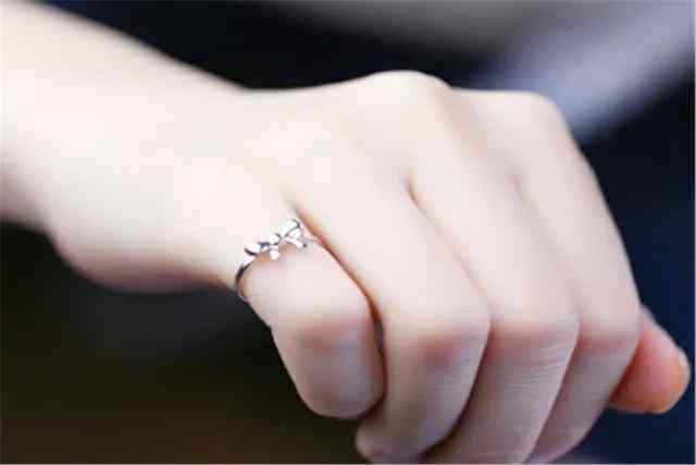 女戒指戴在哪个手(女婚戒戴左手还是右手)插图4