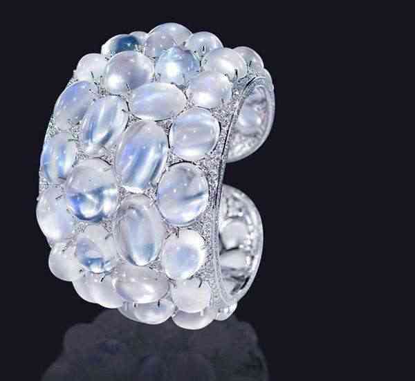 灰月光石戴哪个手(灰月光石戴哪个手好)