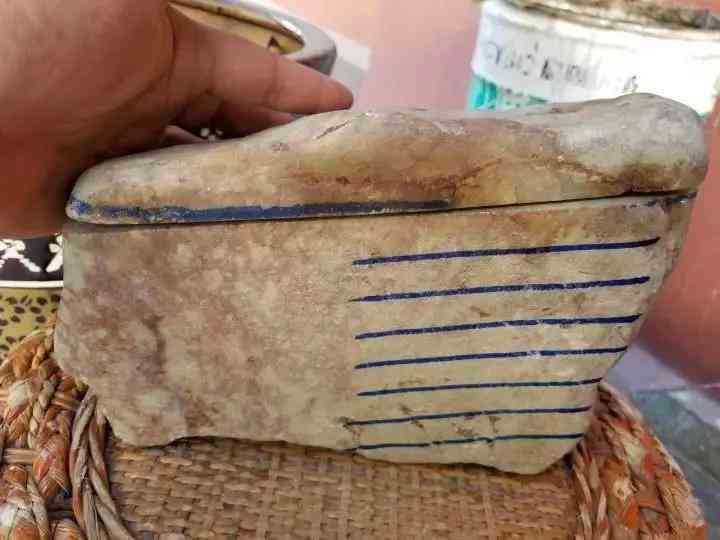 翡翠原石毛料怎样鉴别(翡翠原石毛料市场价多少钱一公斤)