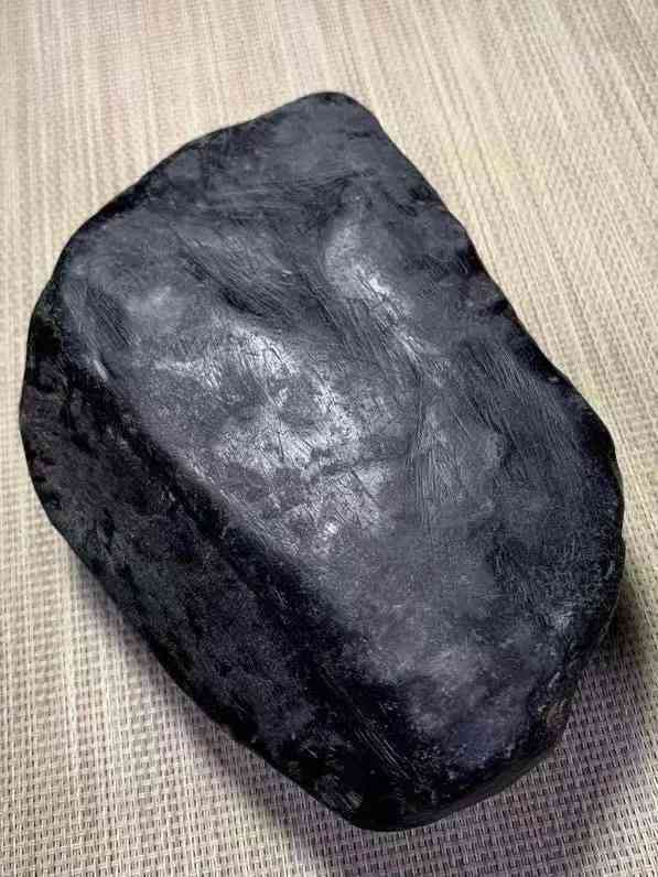 翡翠原石毛料怎样鉴别(翡翠原石毛料市场价多少钱一公斤)插图2 翡翠原石毛料怎样鉴别(翡翠原石毛料市场价多少钱一公斤)插图2