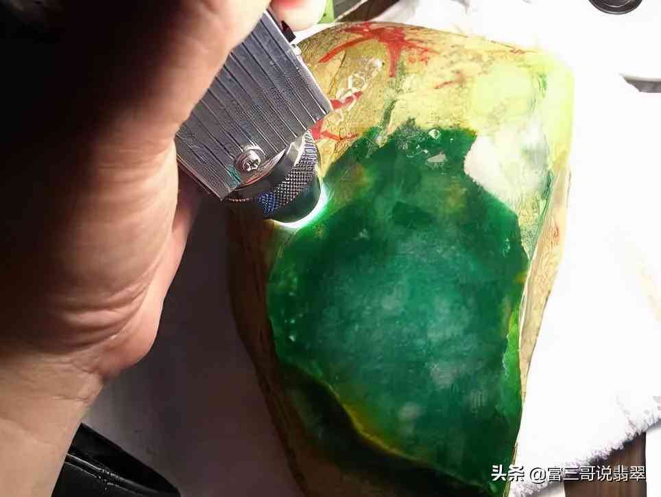 翡翠原石的切割全技巧(翡翠原石的切割方法)插图1