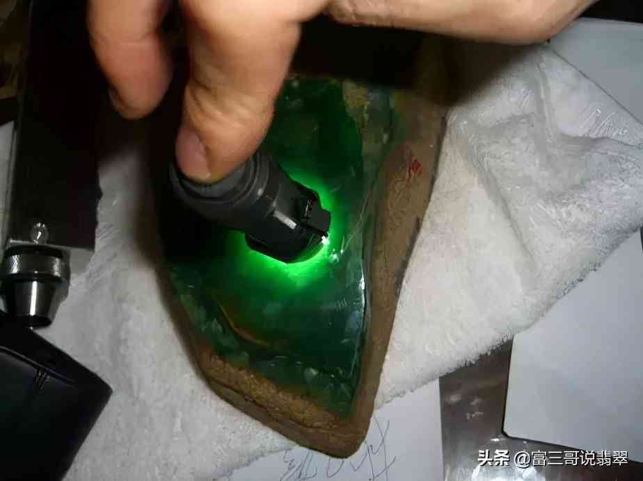 翡翠原石的切割全技巧(翡翠原石的切割方法)插图2