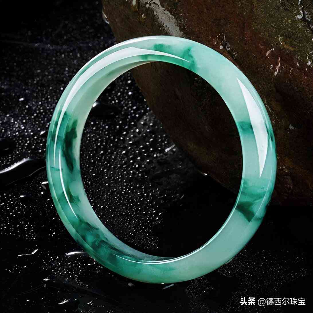 玉镯怎么保养才能变得透亮(玉镯怎么保养好)