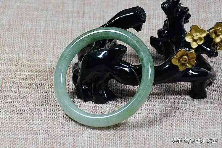 玉镯怎么保养才能变得透亮(玉镯怎么保养好)插图1