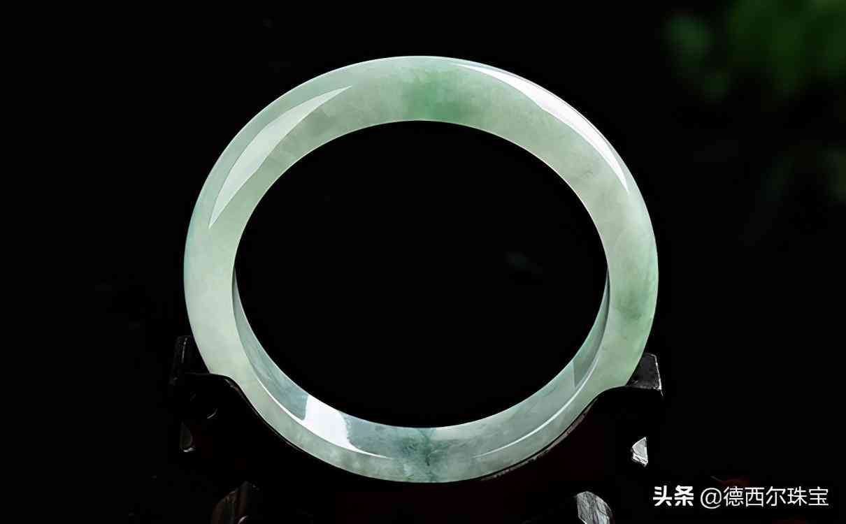 玉镯怎么保养才能变得透亮(玉镯怎么保养好)插图2