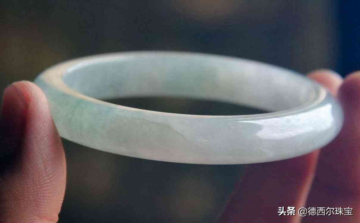 玉镯怎么保养才能变得透亮(玉镯怎么保养好)插图4
