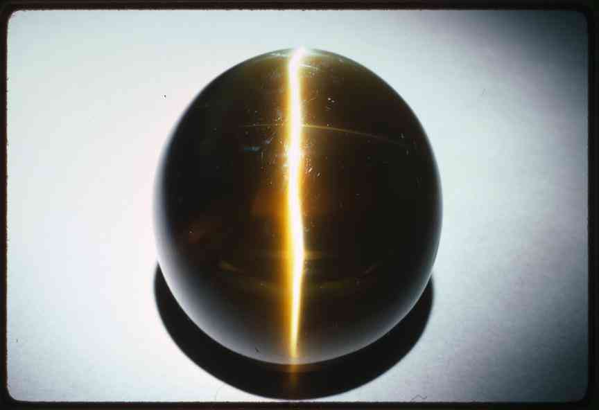 金绿猫眼石价格多少钱(金绿猫眼石的功效与作用)插图7 金绿猫眼石价格多少钱(金绿猫眼石的功效与作用)插图7