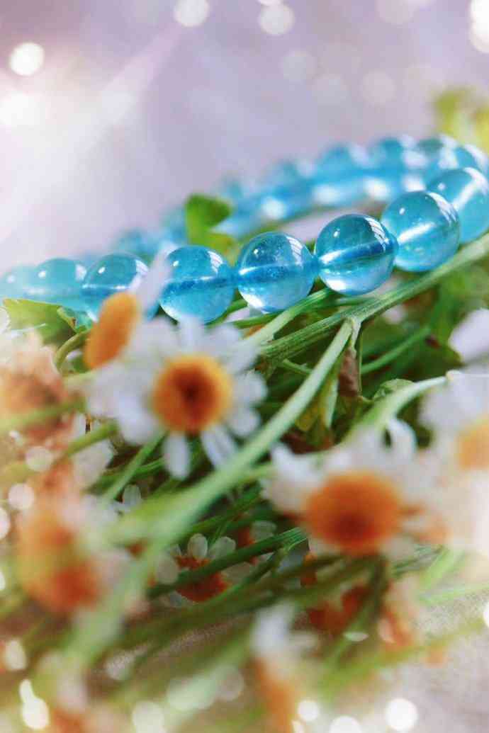 海蓝宝的功效与作用适合什么人戴(佩戴海蓝宝的功效)插图1