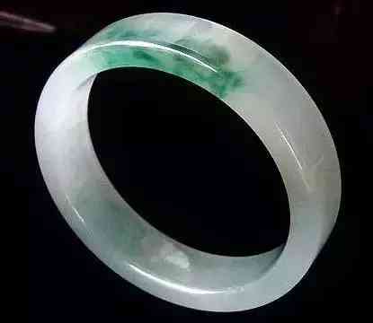 贵妃镯尺寸(圆镯和贵妃镯区别尺寸)插图5 贵妃镯尺寸(圆镯和贵妃镯区别尺寸)插图5