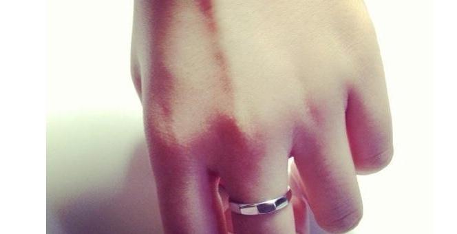 左手中指戴戒指什么意思男(无名指戴戒指是什么意思)插图2