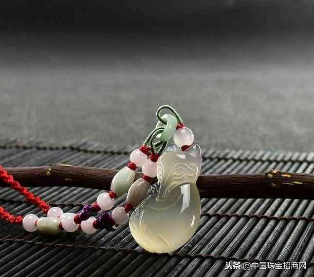 女人带玛瑙还是玉髓好(女生佩戴玉髓的禁忌)插图1
