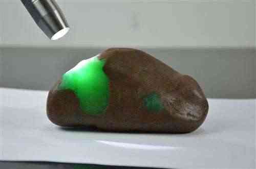 糯冰种翡翠原石(糯冰种翡翠原石切开图片)插图4 糯冰种翡翠原石(糯冰种翡翠原石切开图片)插图4