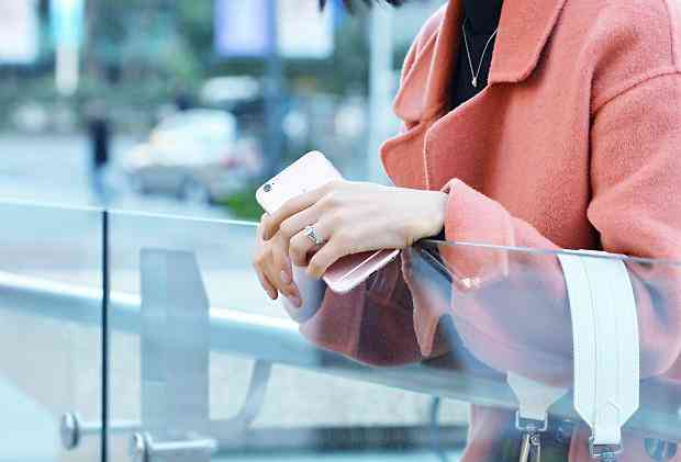 女性左手食指戴戒指(女人的戒指要戴左手还是右手)插图1