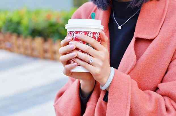 女性左手食指戴戒指(女人的戒指要戴左手还是右手)插图2