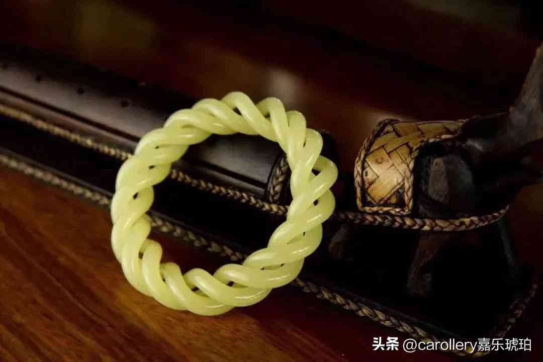 琥珀手镯的功效与作用(琥珀什么颜色最珍贵)插图1