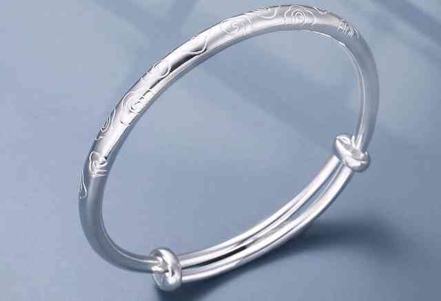 银镯子变黑是湿气重吗(银镯子变黑是在排毒吗)