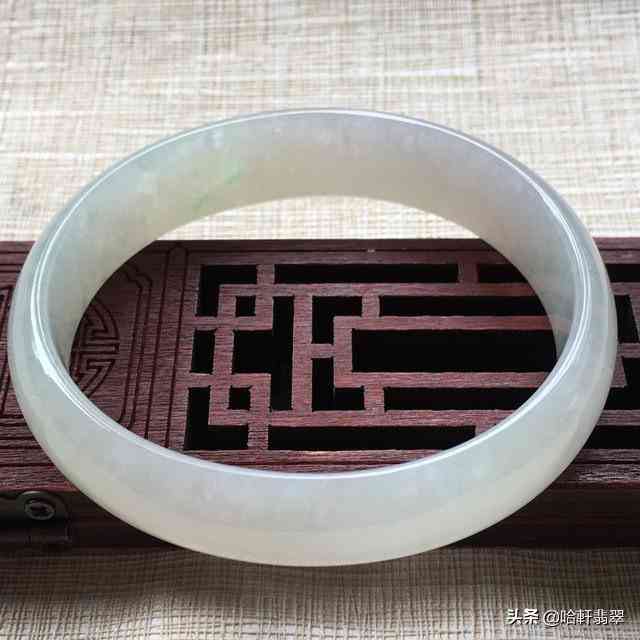 翡翠镯子和玉镯子哪个好(翡翠镯子和玉镯子的区别)插图6