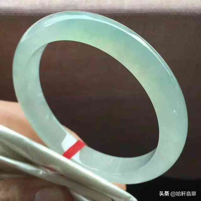 翡翠镯子和玉镯子哪个好(翡翠镯子和玉镯子的区别)插图7