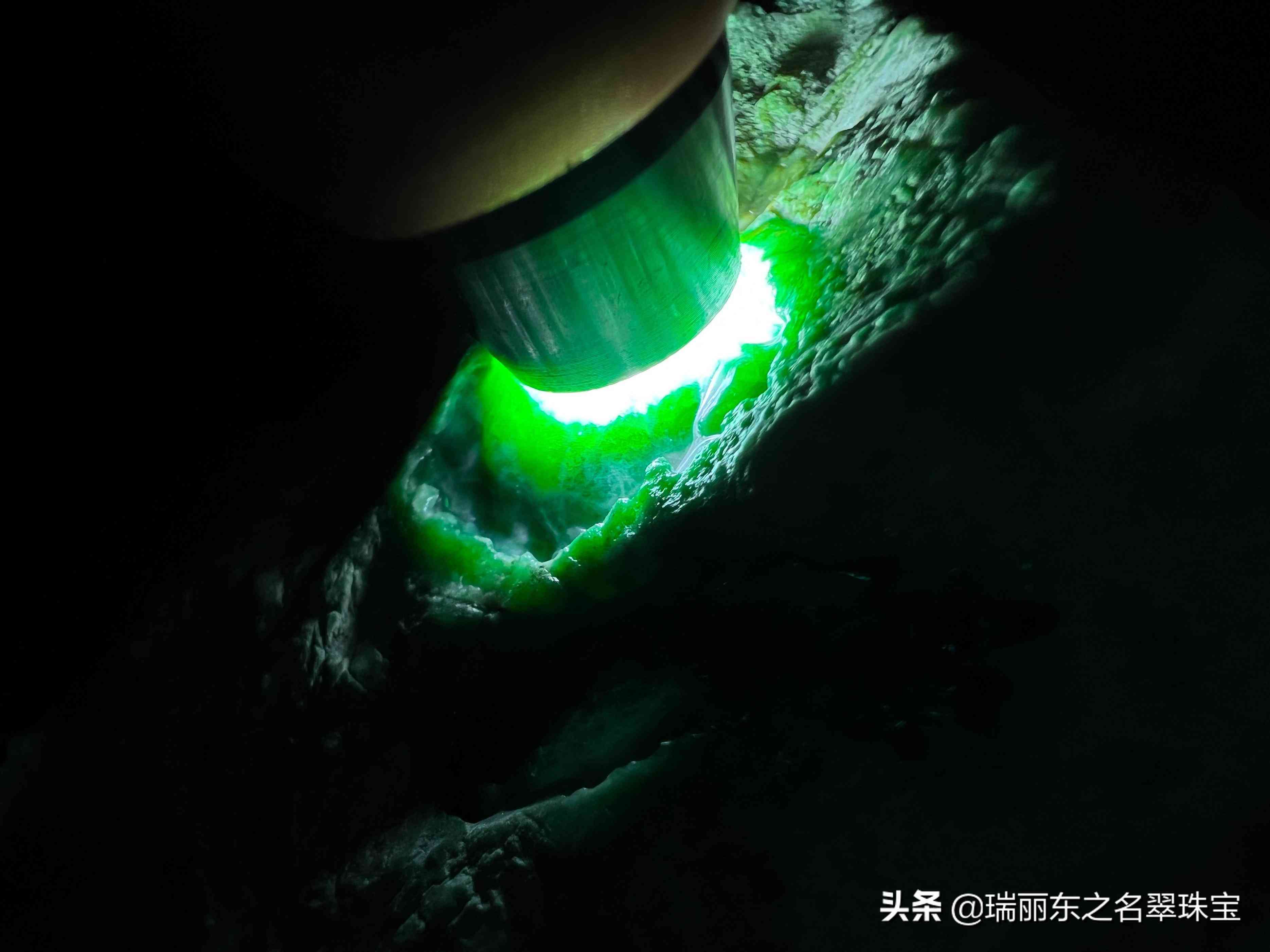 木那翡翠原石的特点讲解(木那翡翠的特征)插图4