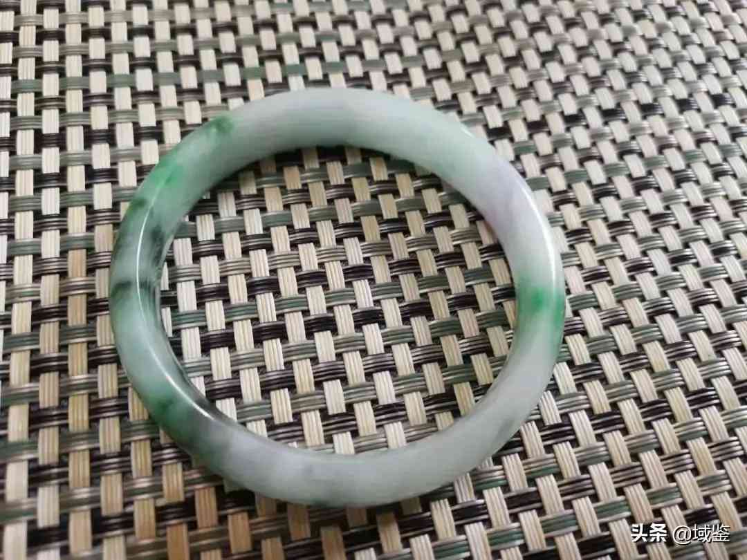 怎么判断翡翠(怎么判断翡翠种老不老)插图2