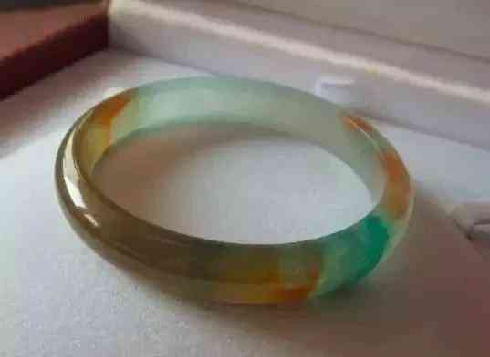 玉手镯什么颜色最贵(玉手镯什么颜色最贵墨绿)插图2