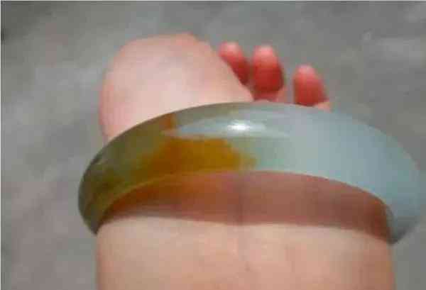 玉手镯什么颜色最贵(玉手镯什么颜色最贵墨绿)插图3