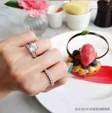 带2个戒指的讲究(一只手戴2个戒指怎么戴好看)插图2