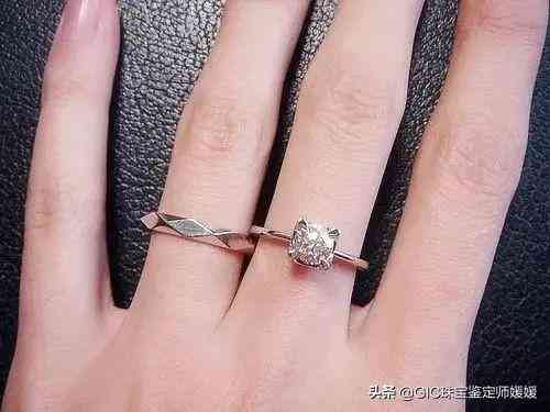 带2个戒指的讲究(一只手戴2个戒指怎么戴好看)插图3