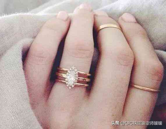 带2个戒指的讲究(一只手戴2个戒指怎么戴好看)插图4