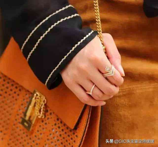 带2个戒指的讲究(一只手戴2个戒指怎么戴好看)插图5