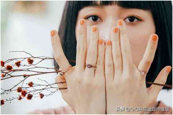 带2个戒指的讲究(一只手戴2个戒指怎么戴好看)插图7
