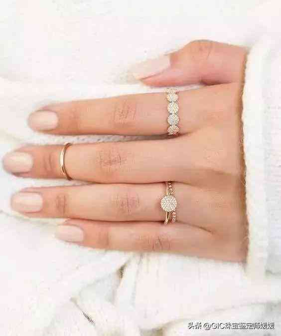 带2个戒指的讲究(一只手戴2个戒指怎么戴好看)插图8