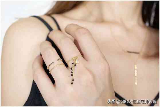 带2个戒指的讲究(一只手戴2个戒指怎么戴好看)插图9