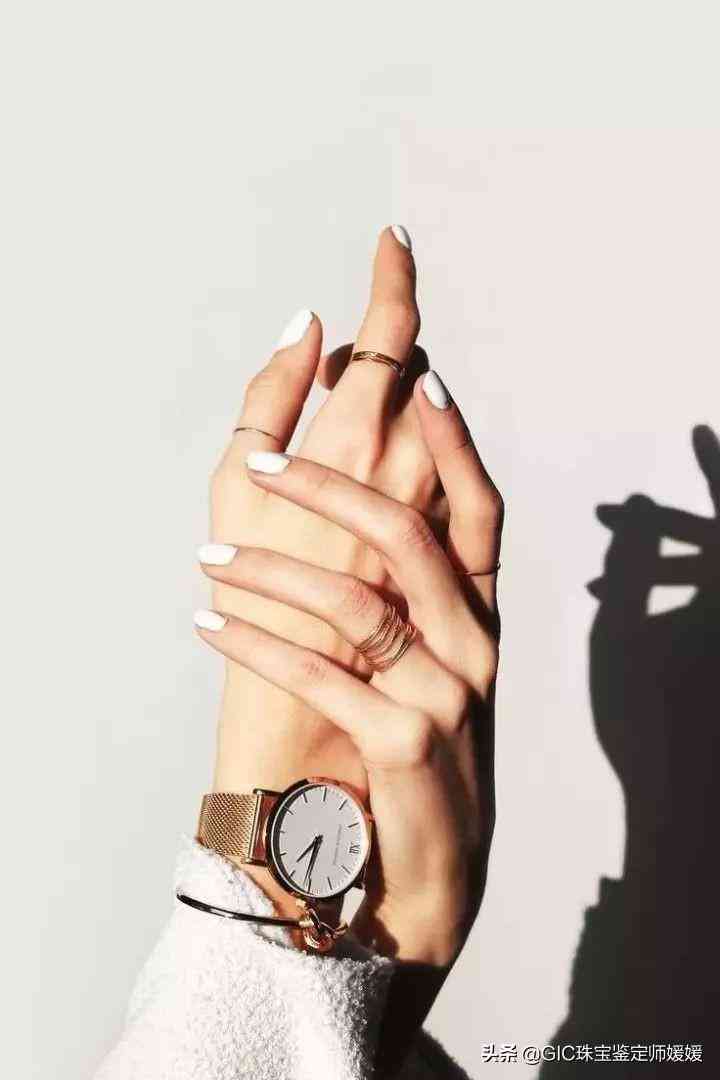 带2个戒指的讲究(一只手戴2个戒指怎么戴好看)插图10