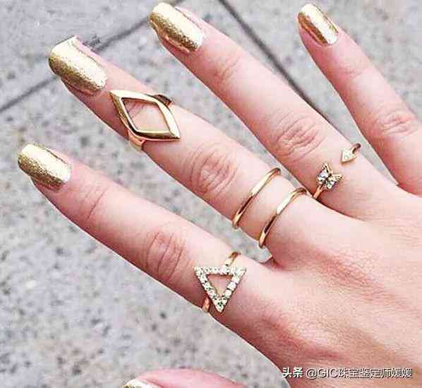带2个戒指的讲究(一只手戴2个戒指怎么戴好看)插图11