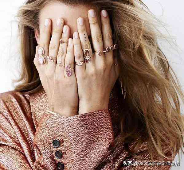 带2个戒指的讲究(一只手戴2个戒指怎么戴好看)插图13