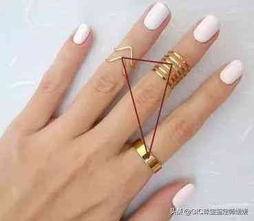 带2个戒指的讲究(一只手戴2个戒指怎么戴好看)插图15