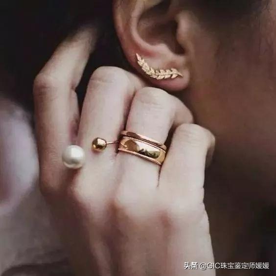 带2个戒指的讲究(一只手戴2个戒指怎么戴好看)插图17
