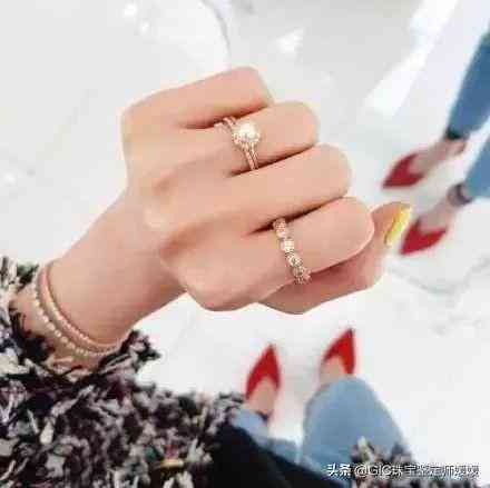 带2个戒指的讲究(一只手戴2个戒指怎么戴好看)插图18