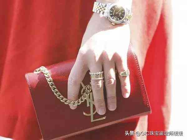 带2个戒指的讲究(一只手戴2个戒指怎么戴好看)插图19