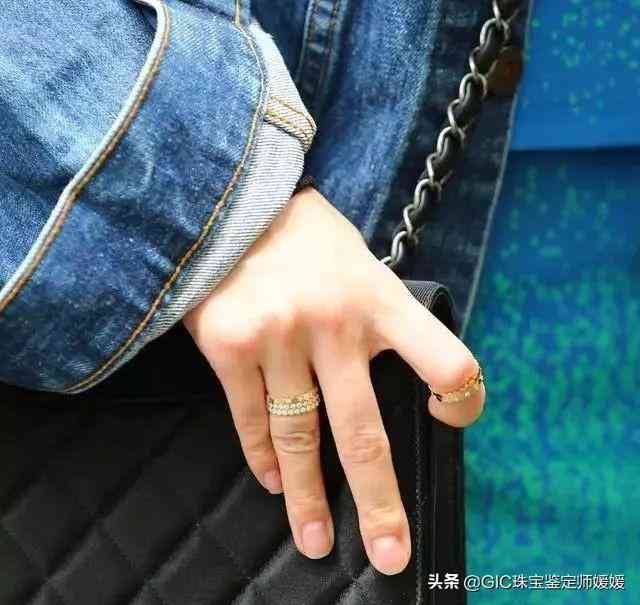 带2个戒指的讲究(一只手戴2个戒指怎么戴好看)插图21